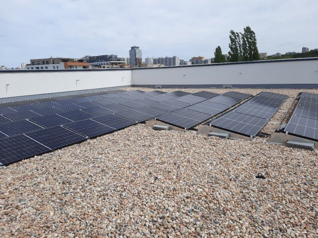 Na střeše se nachází velké množství fotovoltaických panelů. archiv studia LOXIA